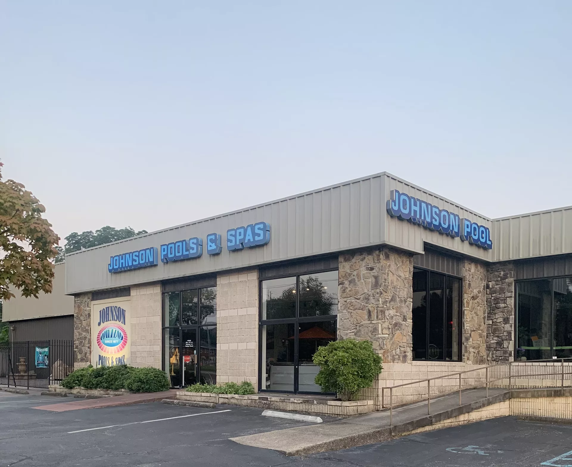 johnson_pools_and_spas_huntsville_front_store